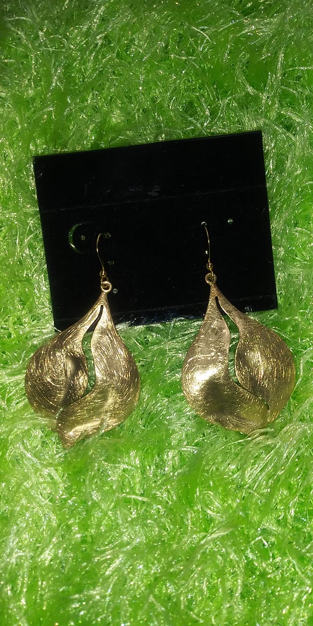 heartbeat scratch gold earrings