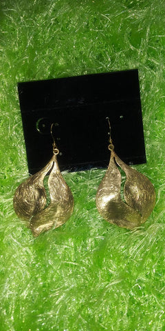 heartbeat scratch gold earrings